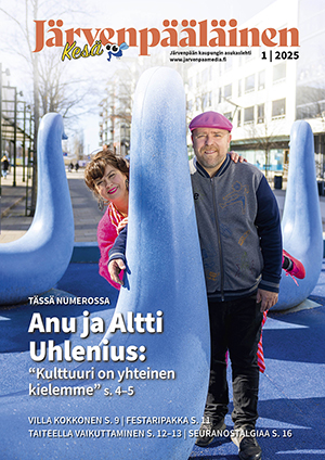 Kansi kuva Järvenpääläinen-lehden numerosta 1/2025, jossa kaksi henkilöä poseeraavat sinisten veistosten edessä. Teksti "Anu ja Altti Uhlenius: 'Kulttuuri on yhteinen kielemme' s. 4-5" näkyy etualalla.