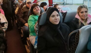 Ihmisiä istumassa linja-autossa.