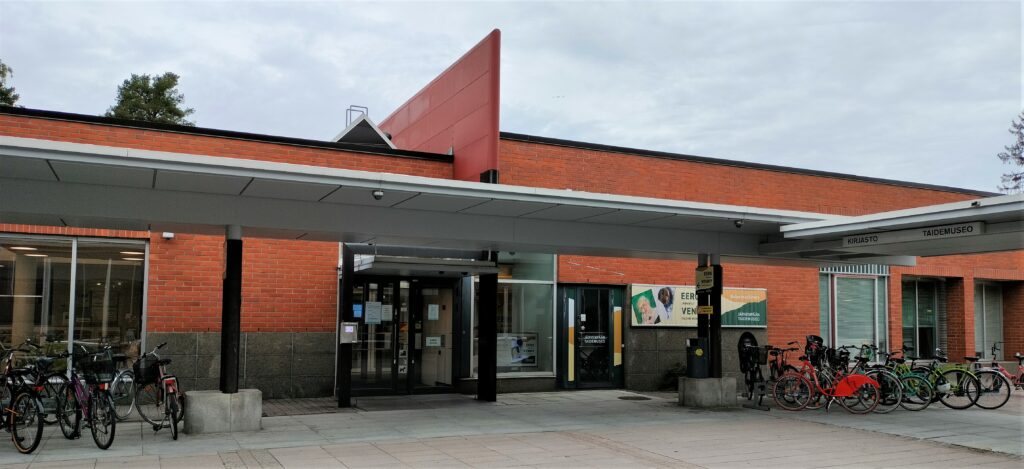 Kirjaston ja taidemuseon pääsisäänkäynti ulkoa kuvattuna.