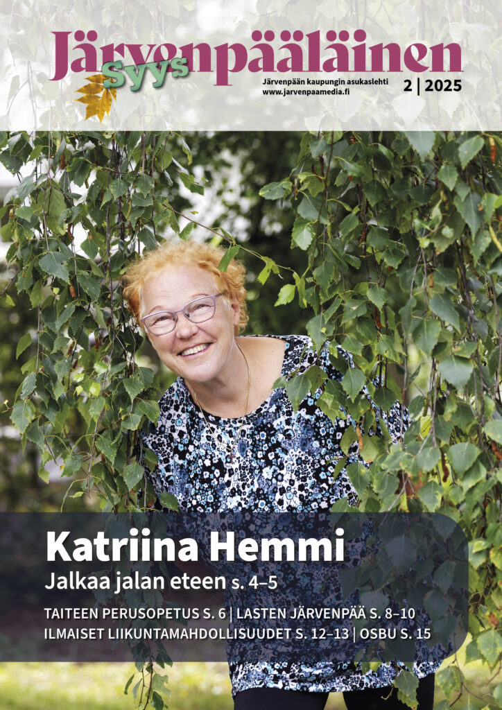 Nainen seisoo puun oksien keskellä hymyillen kameralle. Yläosassa lukee 'Järvenpääläinen' ja alaosassa 'Katriina Hemmi Jalkaa jalan eteen s. 4-5'.