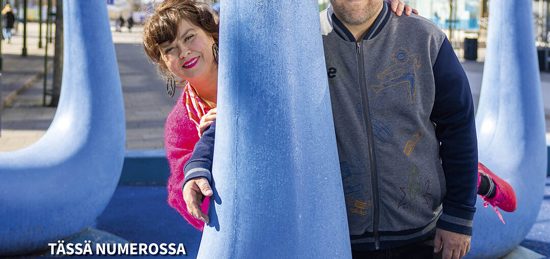Kansi aikakauslehti Järvenpääläinen 2025, jossa kaksi henkilöä poseeraa sinisten veistosten vieressä ulkona.