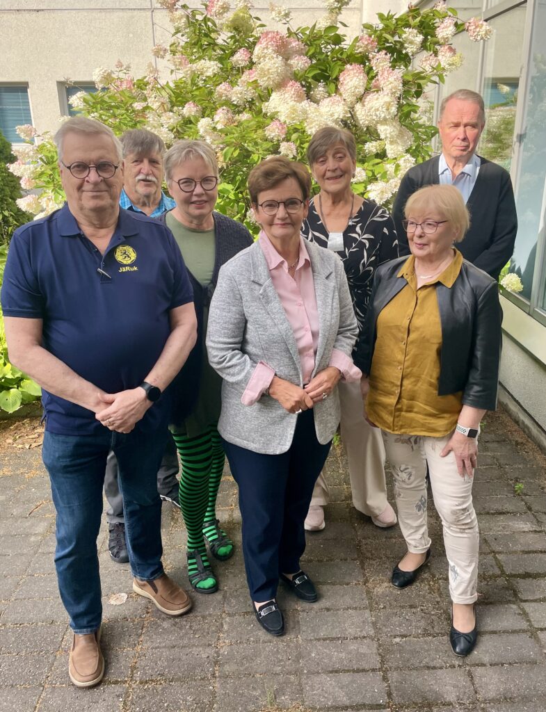 Kuvassa ovat eläkeläisneuvoston jäsenet 2025-2027. Vasen eturivi: puheenjohtaja Kari Haapanen, Eliisa Parhiala ja Irma Uhlenius. Takarivi vasemmalta lukien: Stig Strandberg, Minna-Maria Solanterä, Kaija Tuuri ja Lars-Erik Wilskman.