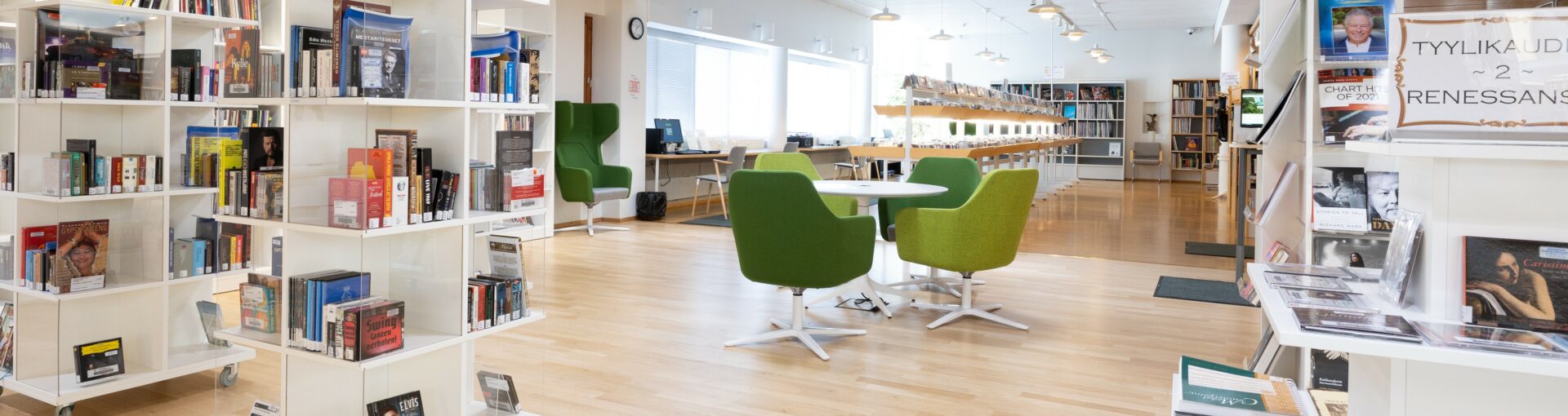 musiikkiosaston hyllyjä ja tuoleja